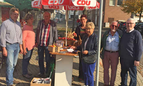 Am vergangenen Freitag verteilteÄpfel auf dem  Marktplatz Schöppenstedt. Foto: CDU