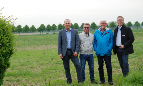 Marcus Seelis, Jürgen Portius, Lutz Bertram und Thomas Kirchmann vor dem neuen Baugebiet in Groß Ilsede. Fotos: CDU-Ortsverband