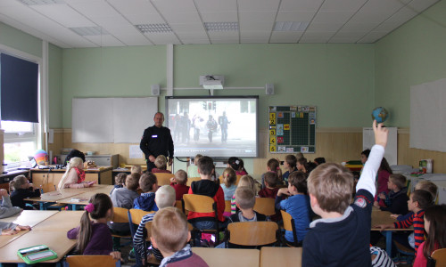 Polizist Oliver Meyer vom Goslarer Präventionsteam klärte die Kinder während einer Unterrichtsstunde über die Gefahren und das richtige Vergalten im Straßenverkehr auf. Fotos: Anke Donner 