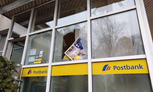 Die geschädigte Postbank-Filiale am Harztorwall. Foto: Werner Heise, Video: aktuell24/KR