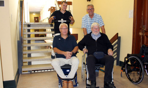 Mit Hilfe des Treppensteiggerätes gelangten die Rollstuhlfahrer Thomas Hartmann und Achim Klaffehn in den Ratssaal. Fotos: Stadt Helmstedt
