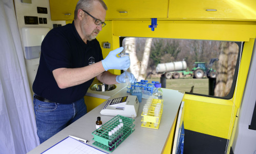 Harald Gülzow beim Analysieren im Labormobil vom VSR-Gewässerschutz. Foto: VSR-Gewässerschutz
