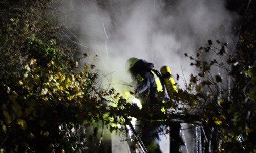 Wieder musste die Feuerwehr in den Kleingartenverein Driebenberg ausrücke. In der vergangenen Nacht brannten sogar zwei Lauben. Fotos: Feuerwehr Königslutter 