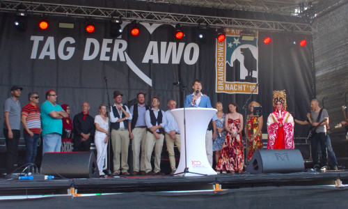 Die Internationalen Musiker stellten sich auf der Bühne am Schlossplatz vor - gleichzeitig feierte die AWO ihren 100. Geburtstag. Foto: Marvin König