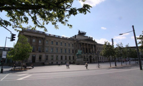 Gleich zwei Kanzlerkandidaten werden auf dem Braunschweiger Schlossplatz erwartet.