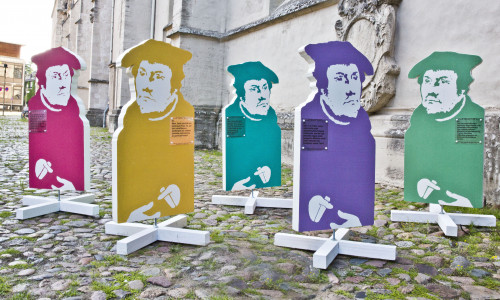 Fünf der 95 Luther-Stelen, die auf dem Schlossplatz aufgestellt werden. Foto: Stadt Braunschweig / Jörg Scheibe. 