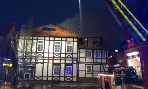 Die Löscharbeiten sind beendet: Ist das Haus nach dem Brand Einsturzgefährdet? Foto/Video: aktuell24