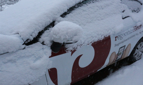So sollte man seine Fahrt nicht beginnen. Die Polizei rät, das Auto komplett von Schnee und Eis zu befreien - nicht nur die Scheiben, sondern auch die Scheinwerfer. Symbolbild. Foto: Robert Braumann
