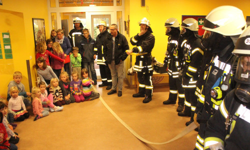 Der Kindergarten Wiedelah absolvierte am Donnerstag seine erste Feuerwehr-Übung. Fotos: Anke Donner 