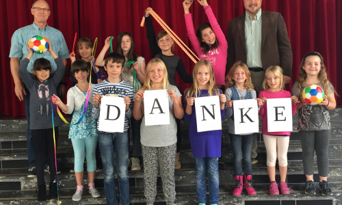 Kinder der Grundschule Jürgenohl sagen "Danke": Mit gesammeltem Pfandgeld  von Edeka Plöger kamen 400 Euro zusammen. Foto: Privat