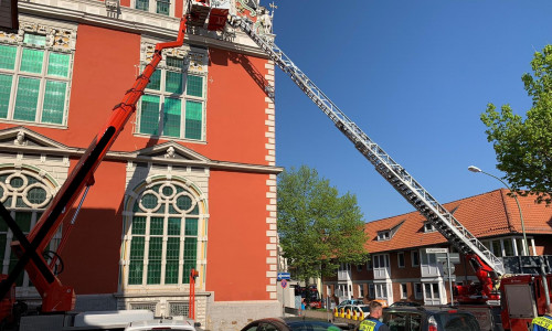 Die Feuerwehr musste die Arbeiter von der defekten Hubbühne befreien. Foto: Feuerwehr Helmstedt