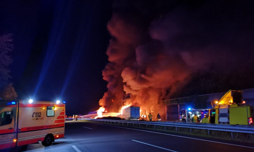 Als die Feuerwehr eintraf brannten die LKW lichterloh. Fotos und Video: aktuell24/KR/BM