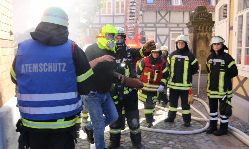 Vier Personen wurden von der Feuerwehr aus dem verrauchten Gewölbekeller gerettet. Fotos/Video: Werner Heise