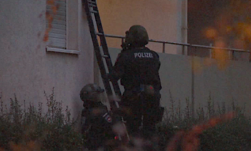 Einsatzkräfte vor der Wohnung in der Weststadt. Fotos/Video: Aktuell24 (BM)