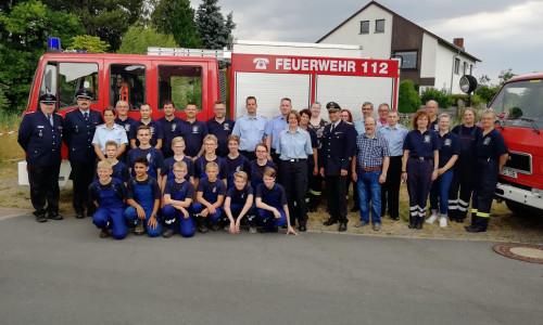 Die Jugendfeuerwehr in Baddeckenstedt mit allen Betreuern, offiziellen Gästen und Helfern beim großen Jubiläum. Foto: FF Baddeckenstedt