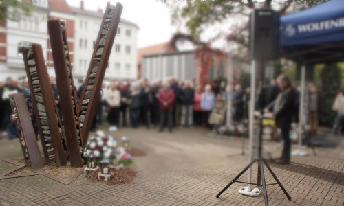 Die Gedenkveranstaltung anlässlich der Novemberpogrome fand am jüdischen Denkmal auf dem Harztorplatz statt. Symbolfoto: Marvin König