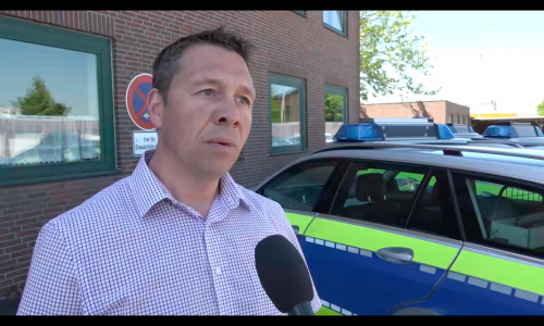 Polizeisprecher Stefan Weinmeister äußert sich kritisch über das Verhalten von Autofahrern in Unfallsituationen. Video: aktuell24(bm)
