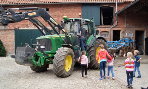 Kleine Kinder, große Maschine. Neben den Nutztieren ist die Ackerwirtschaft für Bauer Bues wichtig. Der Traktor hilft beim Pflügen und beim Transport. Fotos: Bauer Bues