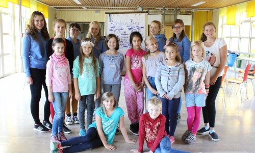 Die engagierten Schülerinnen der 11. Klasse des Theodor-Heuss-Gymnasiums sind stolz auf ihre kreativen Schreiberlinge. Foto: Max Förster