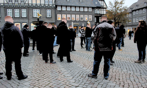 Zu einem "gemütlichen Flashmob-Spaziergang" hatten sich Dienstagabend rund 60 Goslarer Bürger versammelt. regionalGoslar.de veröffentlicht nun wortgetreu das Schreiben der Gruppe an Oberbürgermeister Dr. Oliver Junk. Foto: Martina Hesse