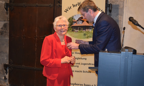Barbara Trumpfheller erhält die Ehrennadel. Foto: Stadt Goslar