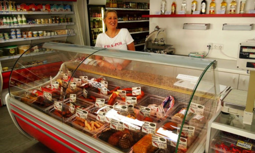 Ewa Owczar empfängt die Kunden mit einem freundlichen Lächeln in ihrem Lebensmittelgeschäft. Foto: Privat