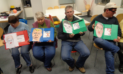Teilnehmer des Projektes präsentieren ihre "Ich-Bücher", Fotos: Schultz