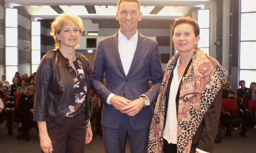 Von links: Claudia Kayser (Leiterin der Direktion Wolfsburg bei der Volksbank BraWo), Paul Johannes Baumgartner und Edda Kristof-Goeman (Volkswagen). Fotos: Nick Wenkel