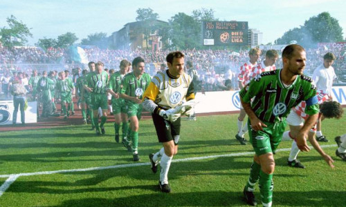 Einmarsch des Aufsteigers Wolfsburg am 11. Juni 1997 gegen Mainz (v.re.): Kapitän Jann Jensen, Torwart Uwe Zimmermann, Holger Ballwanz, Stefan Meissner, Michael Spies. Foto: imago/Rust
