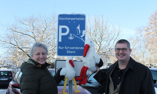 Heyke Simon und Matthias Buhles am Storchenparkplatz. Foto: Klinikum Wolfenbüttel