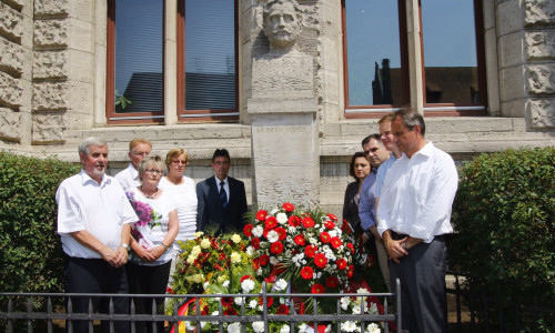 Auch am Heinrich-Jasper-Ehrenmal am Ruhfäutchenplatz wurde ein Kranz niedergelegt. Foto: Siegfried Nickel