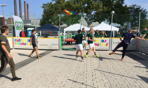 Rückblick auf den Streetkick 2018 - im vergangenen Jahr wurde bei dem Straßenfußballturnier ein Zeichen gegen Homophobie gesetzt. Foto: Stadt Wolfsburg