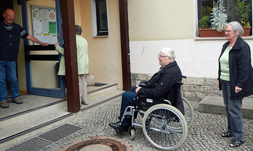 Die Barriere vor dem Eingang des JFBZ ist nicht groß, lässt sich aber durch Rollstuhlfahrer nicht eigenhändig überwinden. Foto: Achim Klaffehn