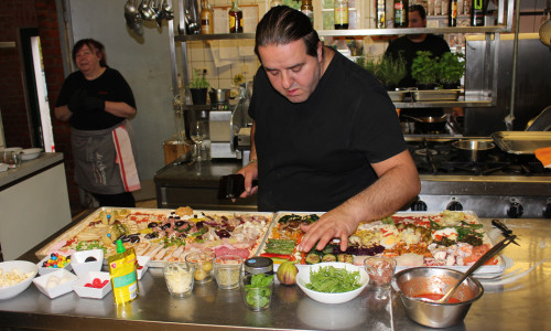 Giovanni bei der Arbeit. 89 Zutaten kamen auf die Pizza. Fotos/Video: Janosch Lübke