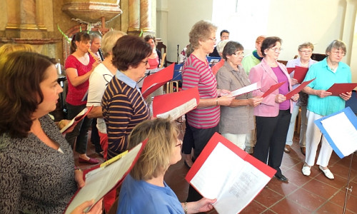 Der Frauenchor und das Flötenenensemble unterhalten das Publikum. Foto: Privat