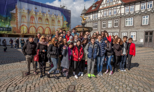Die Schülerinnen und Schüler, die am Austausch Arricia-Goslar teilnehmen, heute Vormittag auf dem Marktplatz. Foto: Alec Pein