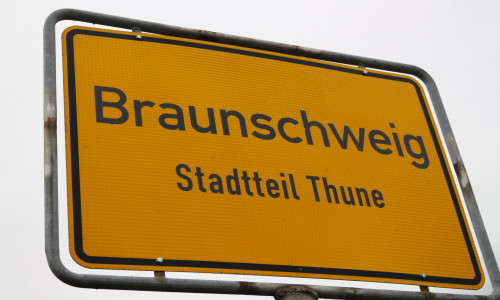 Geht es nach Dr. Alexander Börger, CDU-Fraktionsvorsitzender im Stadtbezirksrat 114 Volkmarode, dann sollen die Ortseingangsschilder von Braunschweig zusätzlich mit der niederdeutschen Bezeichnung "Brunswiek" versehen werden. Symbolbild: Robert Braumann
