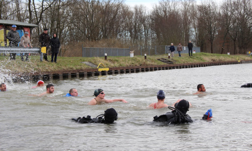 Sieben Schwimmer der DLRG-Ortsgruppe Braunschweig überquerten bei 6,4 Grad Wassertemperatur den Mittellandkanal. Fotos: Max Förster