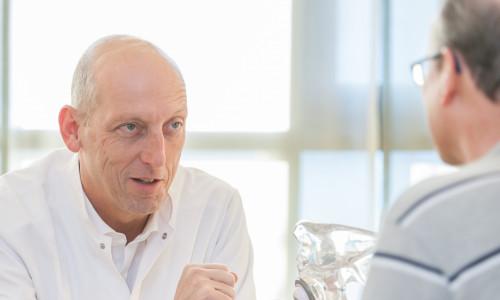 Prof. Dr. med. Karl-Dieter Heller, Chefarzt Orthopädische Klinik Braunschweig, im Gespräch mit einem Patienten. Foto: Herzogin-Elisabeth-Hospital