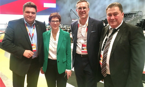 Ein erstes Gespräch mit der neuen Parteivorsitzenden Annegret Kramp-Karrenbauer führten auf dem Bundesparteitag (v. li.) Uwe Schäfer, Mario Hoffmeister (Goslar) und Uwe Lagosky. Foto: CDU
