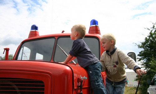 Für den Festumzug am Pfingstsonntag sucht die Feuerwehr Gielde Kinder, die ein Schild tragen möchten. Symbolfoto: Pixabay