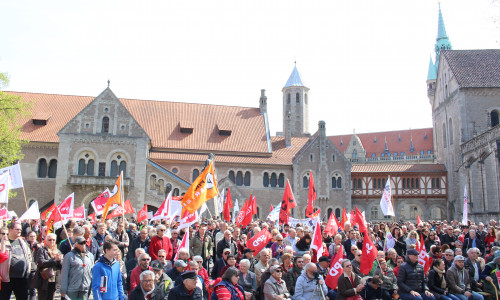 Auch in diesem Jahr haben sich zum Tag der Arbeit am 1. Mai wieder mehrere hundert Menschen am Dom versammelt. Fotos: Jan Borner