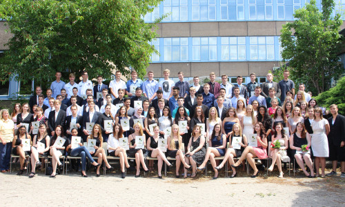 Die 91 Absolventen der Leibniz-Realschule nach der Zeugnisübergabe. Foto: Max Förster