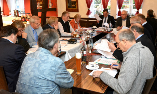 Das Foto zeigt die CDU-Kreistagsfraktion mit dem Fraktionsvorsitzenden Uwe Lagosky (6. v. li.) und Frank Oesterhelweg (4. v. li.) während ihrer Sitzung. Foto: Privat