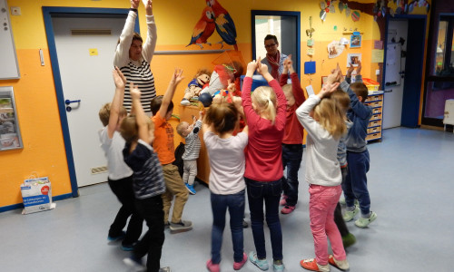 Spaß und Trubel im Kindergarten Emmerstedt: Kinder feiern Abschluss des Präventionsprojekts „Die Kleinen stark machen“. Foto: IKK classic