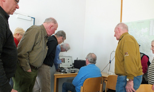 Großes Interesse der Senioren am Reaktionstestgerät. Foto: Verkehrswacht Helmstedt