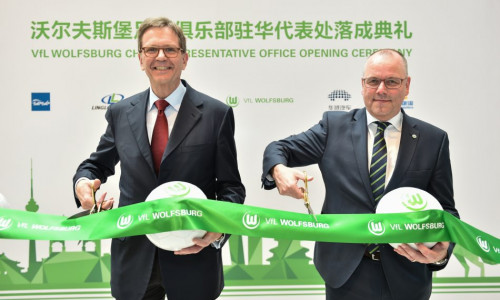 Volkswagen Vorstandsmitglied Prof. Dr. Dr. Jochem Heizmann (links)und VfL-Geschäftsführer Thomas Röttgermann bei der feierlichen Eröffnung in der chinesischen Hauptstadt. Foto: obs/VfL Wolfsburg-Fußball GmbH