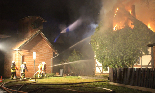 Die Ermittlungen der Brandursache in einem Wohnhaus in Roklum dauern an. Foto: Anke Donner
