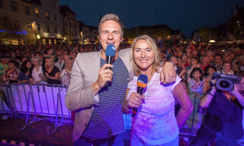 Kerstin Werner und Arne-Torben Voigts moderieren das Bühnenprogramm am Sommertour-Abend in Helmstedt auf dem Marktplatz; Foto: Alexander Brodesser
