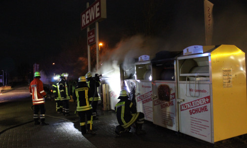In Hohenhameln brannten ein Altkleidercontainer und drei Papiercontainer. Fotos: 
Sebastian Haupt 